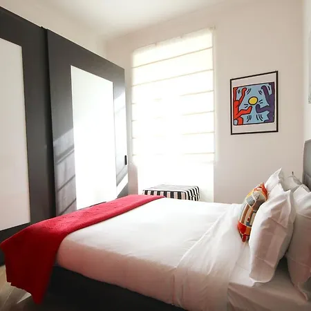 2 Bed Flat In Great Area * 로마