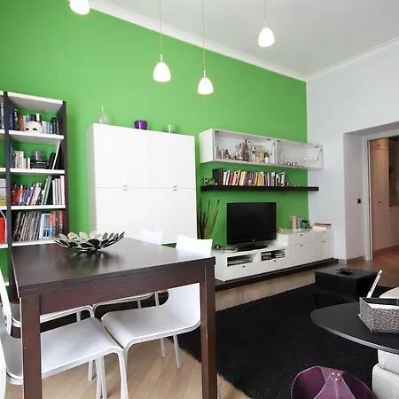2 Bed Flat In Great Area 아파트